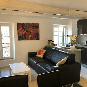 à Deux Pas Du Palais Des Festivals , Deux Pièces Dans Le Bas Du Quartier Historique Du Suquet à , Cannes Francia